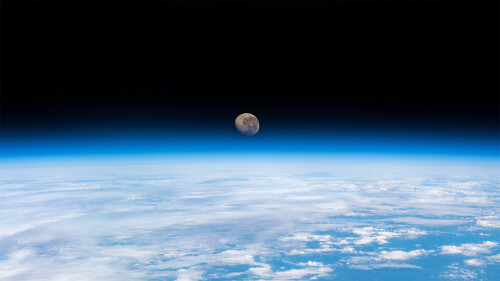 20220412@尤里之夜的凸月 从国际空间站拍摄到的地球上方的渐亏凸月