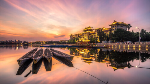 20220603@端午节安康 广角镜头下的厦门龙舟池，日落的光洒在传统龙舟上，中国