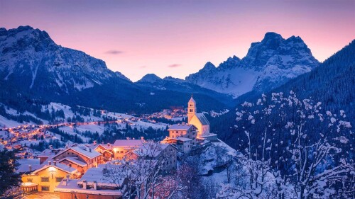 20230124@明信片和雪花球的取景地 多洛米蒂山谷中的科莱圣卢恰小镇，意大利