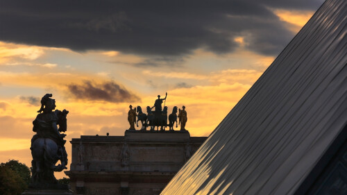 20230727@凯旋的姿态 卡鲁塞尔凯旋门和卢浮宫金字塔，巴黎，法国 UHD