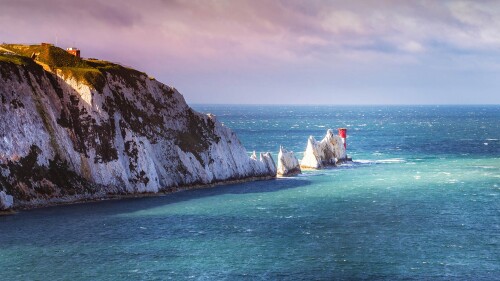 20220907@看起来很锋利的岩石 英格兰怀特岛上的尼德尔斯白垩岩石和19世纪的灯塔。