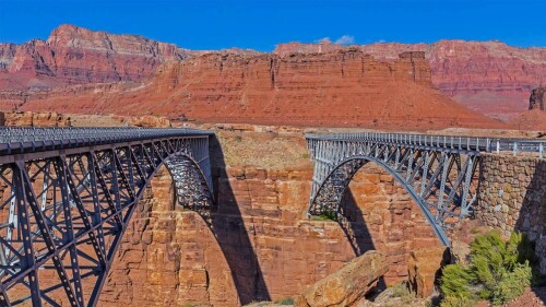 20220914@横跨峡谷裂缝的两座桥 大理石峡谷中横跨科罗拉多河的纳瓦霍桥，美国亚利桑那州北部