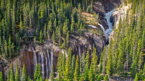 20230605@风景如画的瀑布 辛华达峡谷的瀑布，贾斯珀国家公园，加拿大 UHD