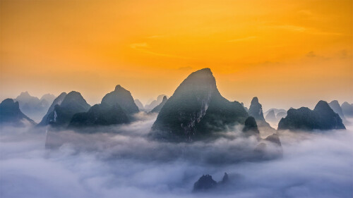 20221022@云山雾绕 中国桂林漓江国家公园的喀斯特山脉