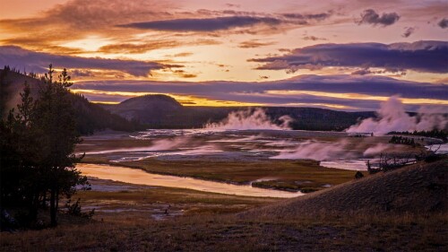 20220927@水与火相遇的地方 黄石国家公园里的上间歇泉盆地，美国怀俄明州