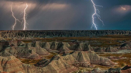 20221110@恶地国家公园的一场闪电？ 雷暴中恶地国家公园的岩层，美国南达科他州