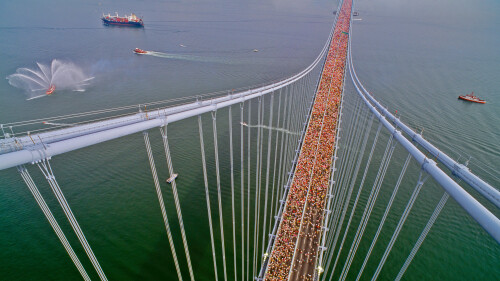 20221106@跑过纽约五个行政区 1990年纽约市马拉松比赛，参赛者穿过韦拉扎诺海峡大桥 UHD