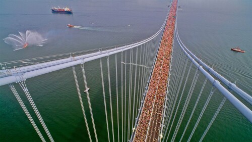 20221106@跑过纽约五个行政区 1990年纽约市马拉松比赛，参赛者穿过韦拉扎诺海峡大桥